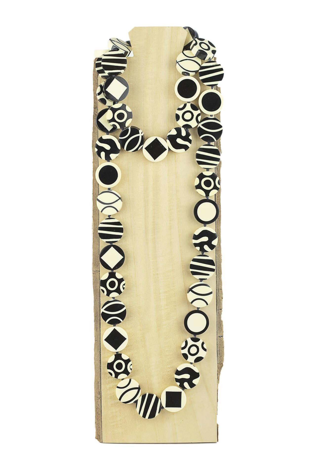 Collana lunga in bianco e nero