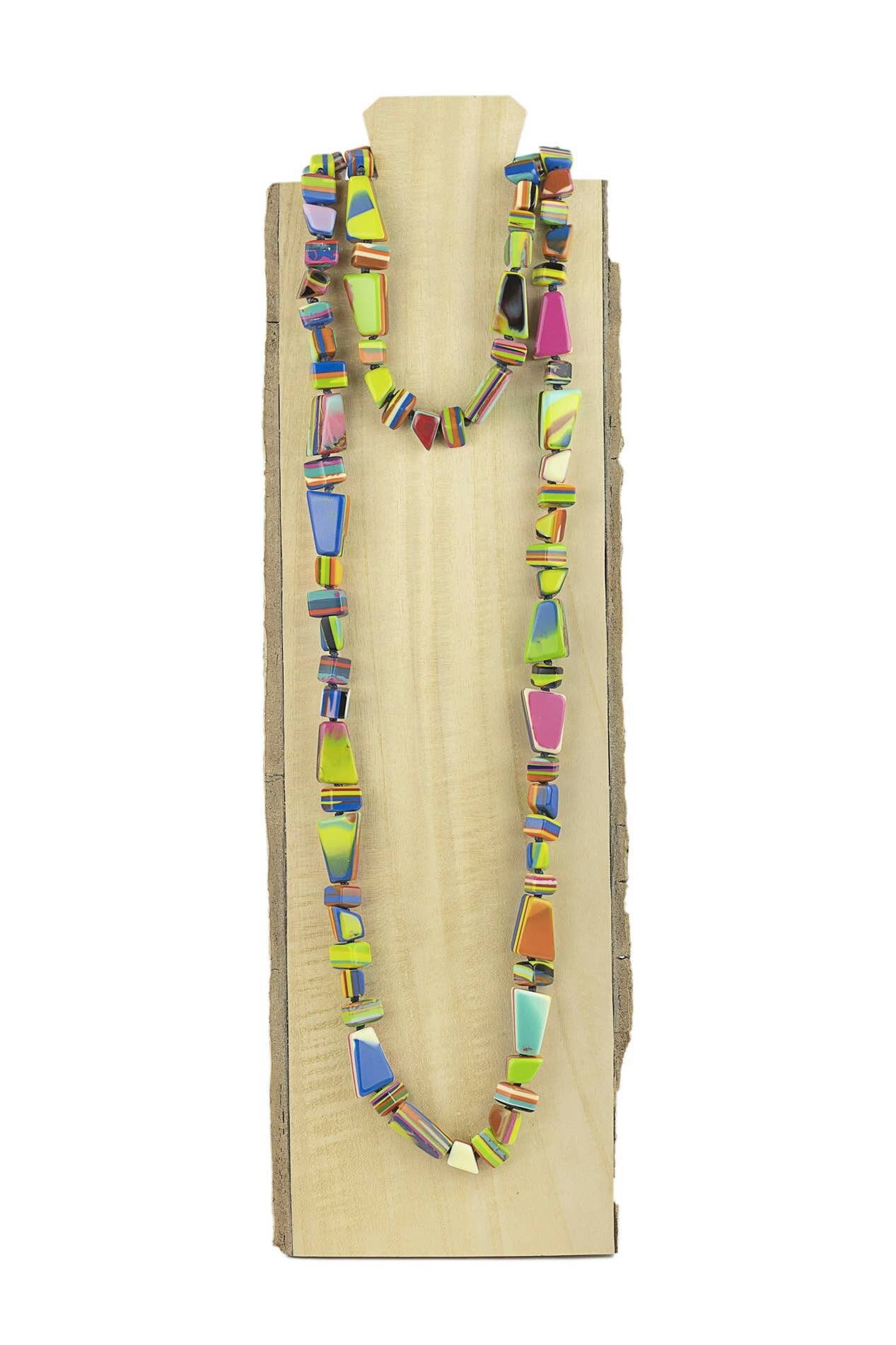 Collana lunga con piccoli pezzi organici