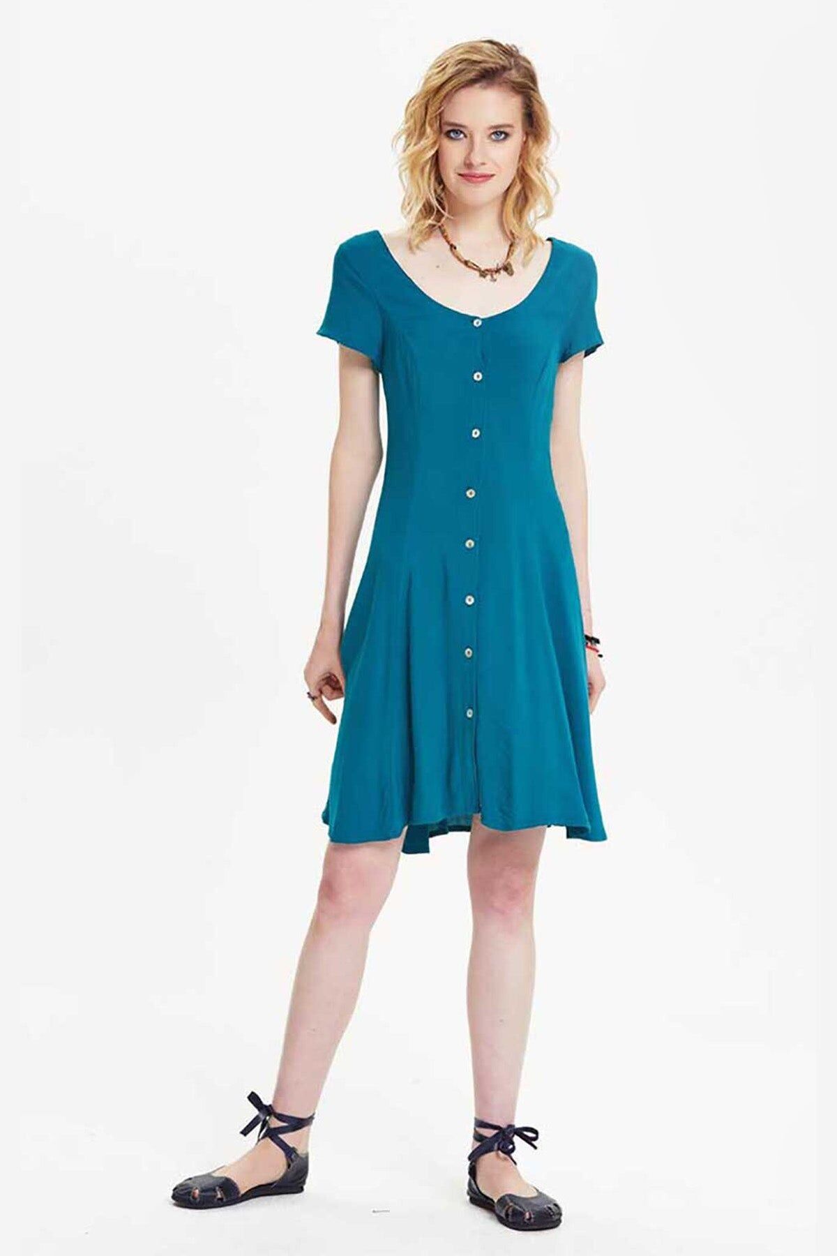Robe d'été bleu sarcelle au dos aéré