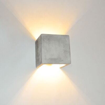 s.LUCE Lampada da parete con zoccolo in cemento grigio