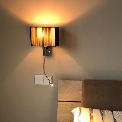 s.LUCE Lámpara de pared Twine con brazo de lectura LED y pantalla de tela - color plateado