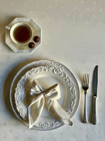 Chemin de table blanc classique avec ornement, mélange Coton-Poly | Dîner classique 2