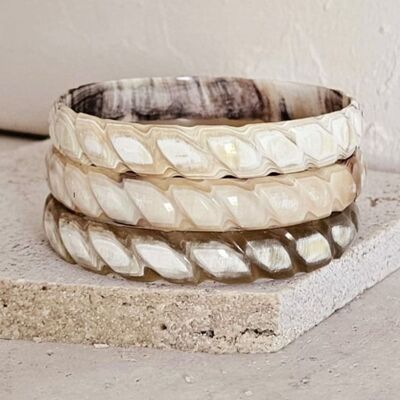 Horn Bangle Bracelet - 1 cm - Carved - Natural Blond