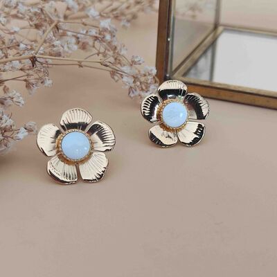 L'Eternelle flower and white mother-of-pearl earrings