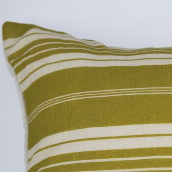 Coussin décoratif à rayures jaunes verticales en gaze de coton 3