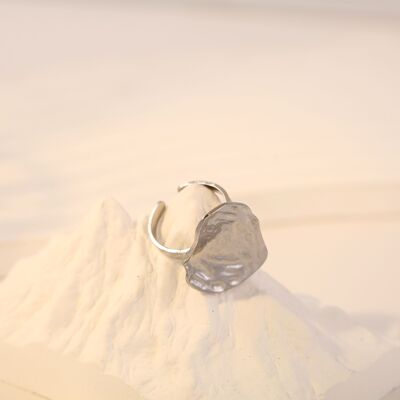 Anello in argento a lastra irregolare martellata