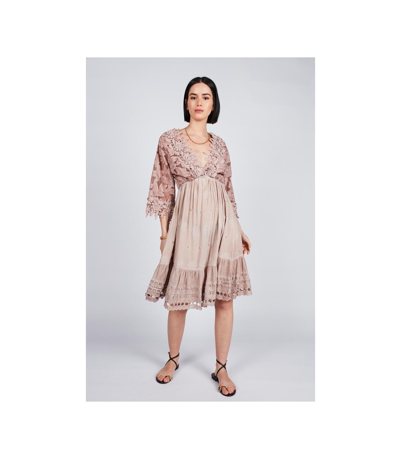 Vestido corto guiupur