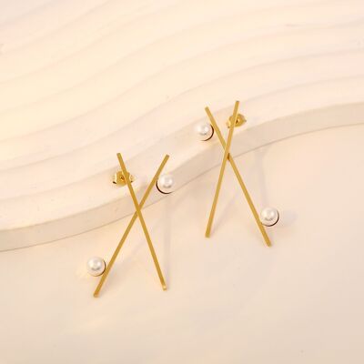 Goldene Ohrringe mit gekreuzten Linien und Perlen