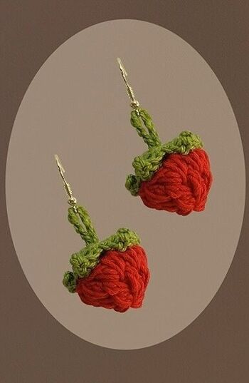 Boucles d’oreilles aux fraises au crochet faites à la main 4