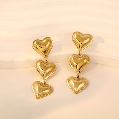Goldene 3D-Ohrringe mit drei Herzen