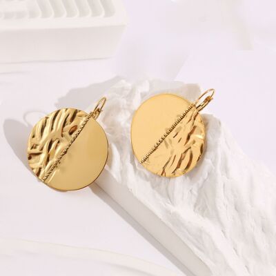 Round golden earrings with sleeper clasp