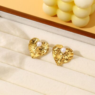 Gold hammered heart earrings with pearl