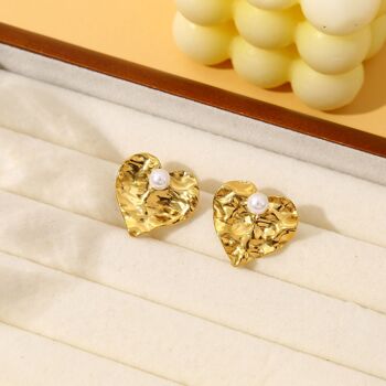 Boucles d'oreilles dorées cœur martelées avec perle 1
