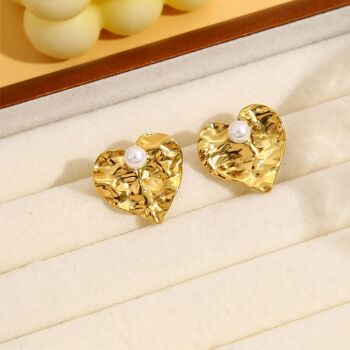 Boucles d'oreilles dorées cœur martelées avec perle 2