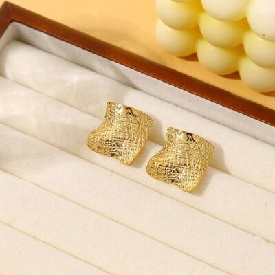 Crinkled square gold earrings