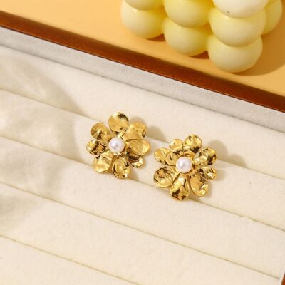 Goldene Blumenohrringe mit Perle