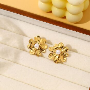 Boucles d'oreilles dorées fleur avec perle 1