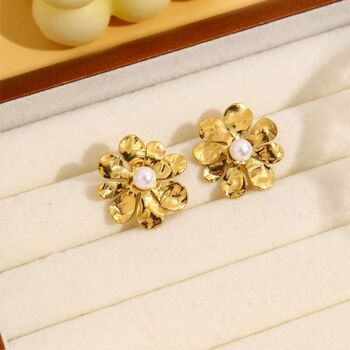 Boucles d'oreilles dorées fleur avec perle 2