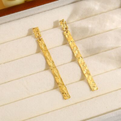 Gold hammered line earrings