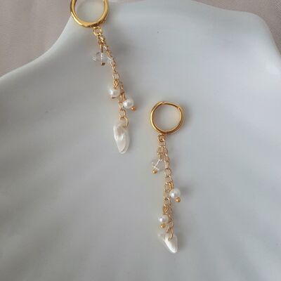 Boucles d'oreilles chaîne dorée avec perles et pierre de lune