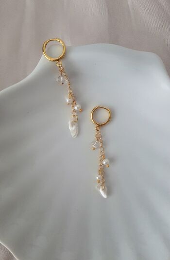 Boucles d'oreilles chaîne dorée avec perles et pierre de lune 1