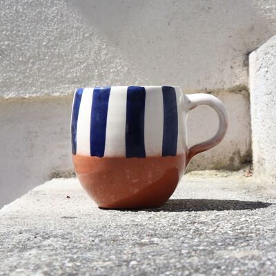 Handwerkliche Tasse mit Streifen und Terrakotta – Blau