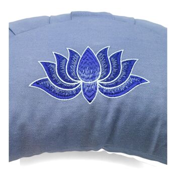 Coussin de méditation demi-lune bleuet bio bleu avec broderie lotus 2