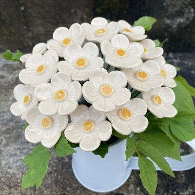 Weiße Pflaumenblüten aus Keramik, Pflanzenstecker