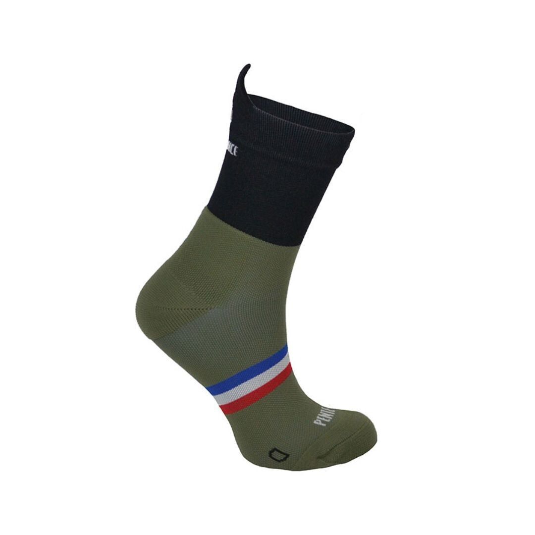 Die khaki-schwarzen ♻️ recycelten Laufsocken