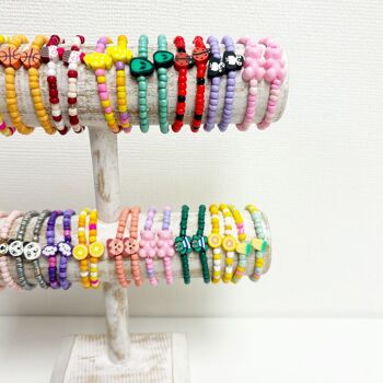 affichage rempli de bracelets en argile | bijoux pour enfants faits à la main 3