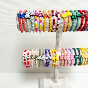 affichage rempli de bracelets en argile | bijoux pour enfants faits à la main 5