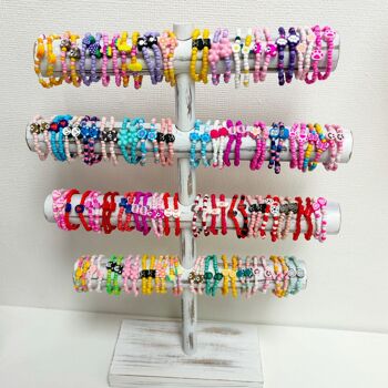 affichage rempli de bracelets en argile | bijoux pour enfants faits à la main 1