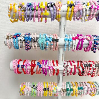 affichage rempli de bracelets en argile | bijoux pour enfants faits à la main 2