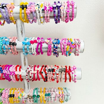 affichage rempli de bracelets en argile | bijoux pour enfants faits à la main 3