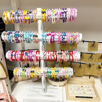 affichage rempli de bracelets en argile | bijoux pour enfants faits à la main 4