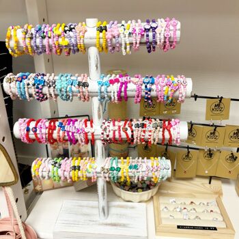 affichage rempli de bracelets en argile | bijoux pour enfants faits à la main 7