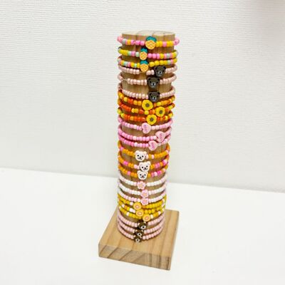 Display riempito con braccialetti di argilla | gioielli per bambini fatti a mano