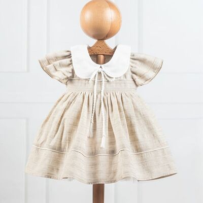 Un paquete de vestido de cuello de lino con falda con volantes naturales para niña de cuatro tamaños
