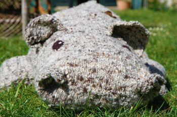 Peluche hippopotame géant, maxi pouf en laine biologique éco-responsable - RAYMOND - Kenana Knitters 3
