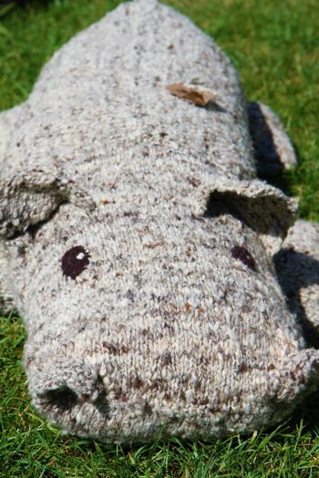 Peluche hippopotame géant, maxi pouf en laine biologique éco-responsable - RAYMOND - Kenana Knitters 4