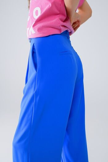 Pantalon droit avec poches latérales et pinces en bleu 2