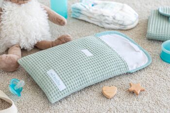 Sac organisateur de couches et lingettes pour bébé, tissu gaufré 100% coton, fermeture velcro rapide, pratique et élégant. 11