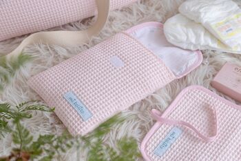 Sac organisateur de couches et lingettes pour bébé, tissu gaufré 100% coton, fermeture velcro rapide, pratique et élégant. 19