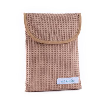 Sac organisateur de couches et lingettes pour bébé, tissu gaufré 100% coton, fermeture velcro rapide, pratique et élégant. 21