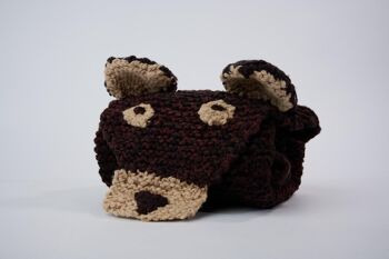 Tapis ours brun en laine biologique éco-responsable - BEARY - Kenana Knitters 3