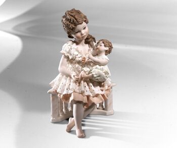 Figurine en porcelaine Lune avec enfant