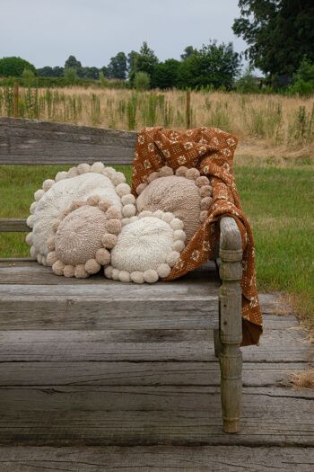 Coussin rond fait main avec pompons en pure laine mérinos - BONBONSI - Kenana Knitters 2