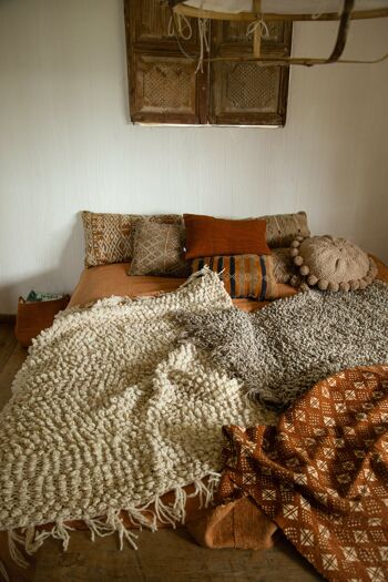 Coussin rond fait main avec pompons en pure laine mérinos - BONBONSI - Kenana Knitters 3