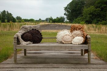 Coussin rond fait main avec pompons en pure laine mérinos - BONBONSI - Kenana Knitters 5