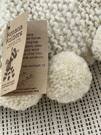 Coussin rond fait main avec pompons en pure laine mérinos - BONBONSI - Kenana Knitters 6